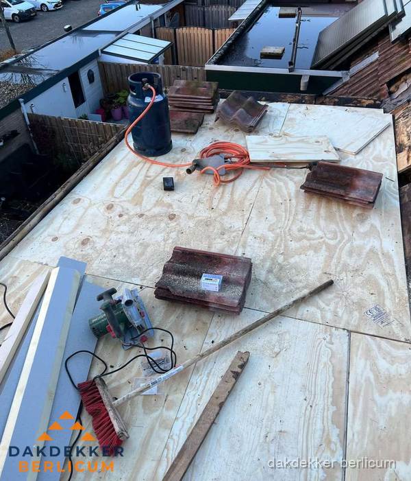 Dakreparatie werkzaamheden op plat dak met gereedschap in Berlicum Dakreparatie werkzaamheden op plat dak met gereedschap in Berlicum