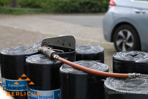 Rollen bitumen dakbedekking EshaGum klaar voor installatie in Berlicum Rollen bitumen dakbedekking EshaGum klaar voor installatie in Berlicum