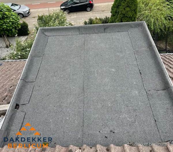 Nieuw aangebrachte bitumen dakbedekking op plat dak in Berlicum Nieuw aangebrachte bitumen dakbedekking op plat dak in Berlicum