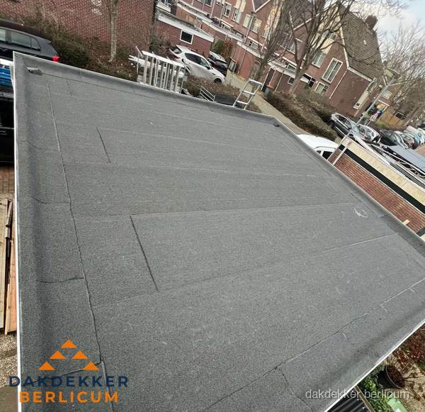 Nieuwe bitumen dakbedekking op plat dak van garage in Berlicum Nieuwe bitumen dakbedekking op plat dak van garage in Berlicum