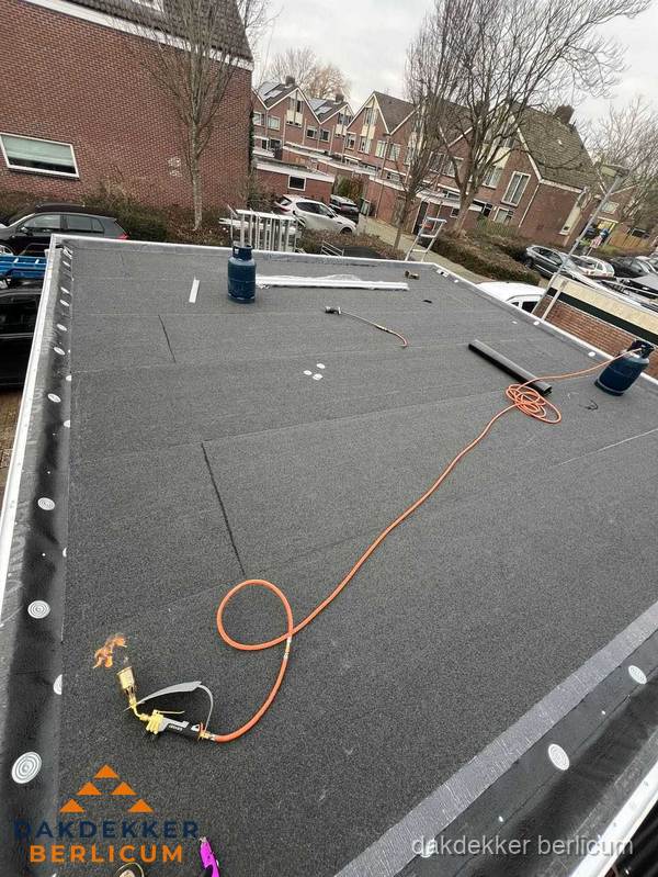 Afgewerkte dakrenovatie met bitumen op plat dak in Berlicum Afgewerkte dakrenovatie met bitumen op plat dak in Berlicum