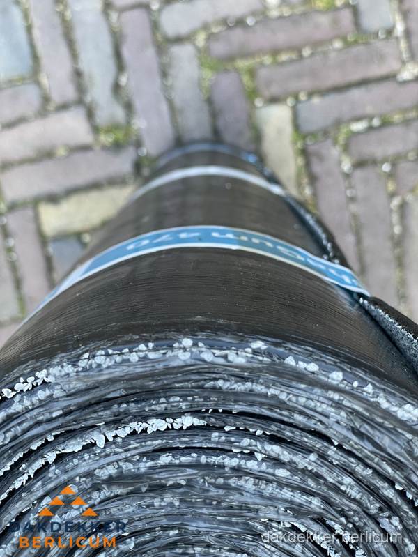 Rol bitumen dakleer met leislag voor plat dak in Berlicum