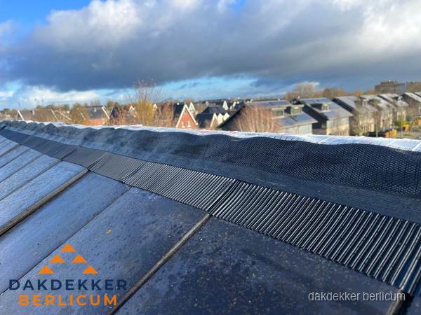 Dakisolatie bij de nok met ventilatieprofiel op schuin dak in Berlicum Dakisolatie bij de nok met ventilatieprofiel op schuin dak in Berlicum