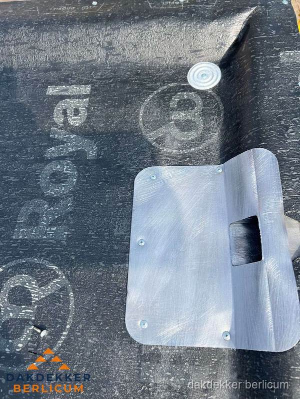 Dakdoorvoer met metalen afvoerplaat op bitumen dak in Berlicum