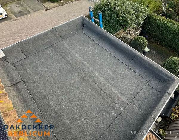 Gerenoveerd plat dak met nieuwe bitumen dakbedekking in Berlicum Gerenoveerd plat dak met nieuwe bitumen dakbedekking in Berlicum