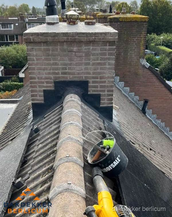 Schoorsteen met loodaansluiting en nokvorst op pannendak in Berlicum Schoorsteen met loodaansluiting en nokvorst op pannendak in Berlicum
