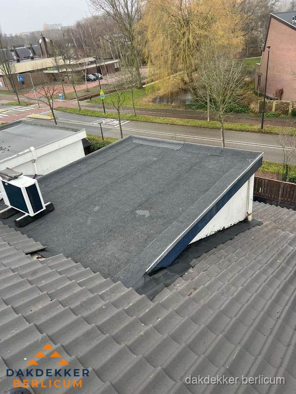 Plat dak met bitumen isolatie en dakbedekking in Berlicum