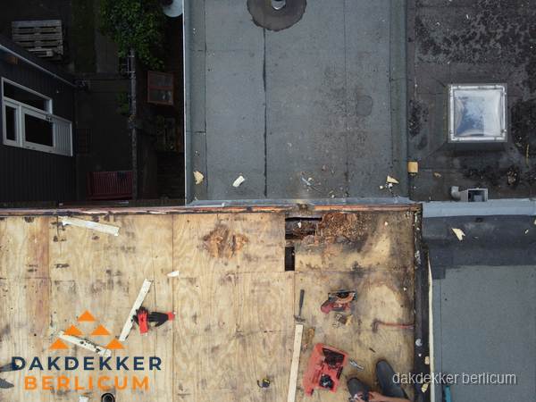 Dakschade en renovatie plat dak vanuit de lucht in Berlicum Dakschade en renovatie plat dak vanuit de lucht in Berlicum