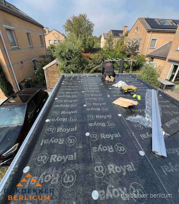 Dakdekker aan het werk op plat dak renovatie in Berlicum Dakdekker aan het werk op plat dak renovatie in Berlicum