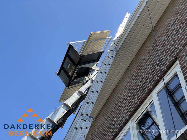 Dakgoot vervangen met dakdekkerslift in Berlicum Dakgoot vervangen met dakdekkerslift in Berlicum