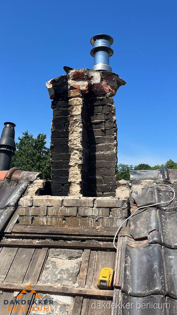 Beschadigde schoorsteen met nieuwe rookgasafvoer op oud dak in Berlicum Beschadigde schoorsteen met nieuwe rookgasafvoer op oud dak in Berlicum