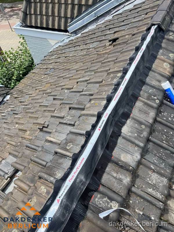 Nokvorst renovatie met Koramic nokrol op schuin pannendak in Berlicum