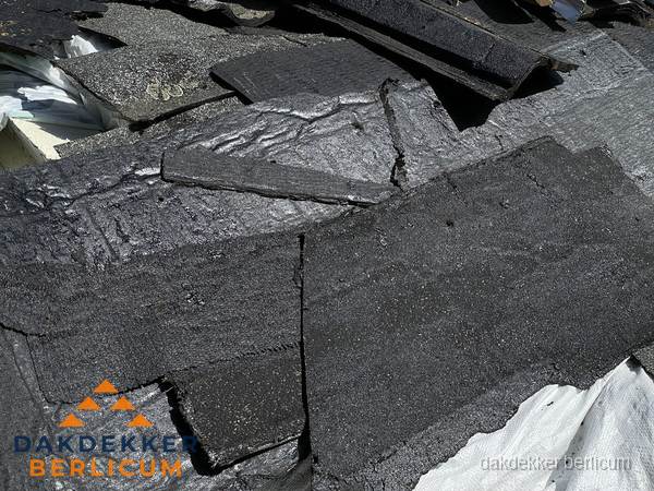 Verwijderd oud bitumen dakleer klaar voor vervanging in Berlicum Verwijderd oud bitumen dakleer klaar voor vervanging in Berlicum