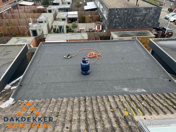 Plat dak met nieuwe bitumen dakbedekking en brandgereedschap in Berlicum Plat dak met nieuwe bitumen dakbedekking en brandgereedschap in Berlicum