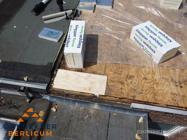 Plat dak isolatie met Kingspan isolatieplaten tijdens renovatie in Berlicum Plat dak isolatie met Kingspan isolatieplaten tijdens renovatie in Berlicum