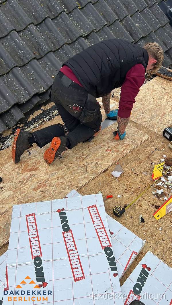 Dakdekker plaatst PIR-isolatieplaten op plat dak in Berlicum Dakdekker plaatst PIR-isolatieplaten op plat dak in Berlicum