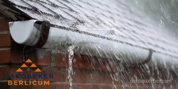 Lekkende dakgoot tijdens regenval in Berlicum Lekkende dakgoot tijdens regenval in Berlicum