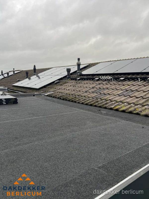 Bitumen dakbedekking op plat dak met aansluitend pannendak en zonnepanelen in Berlicum