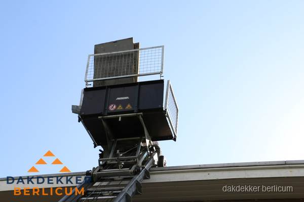Dakdekkerslift voor materiaal transport bij dakwerkzaamheden in Berlicum Dakdekkerslift voor materiaal transport bij dakwerkzaamheden in Berlicum