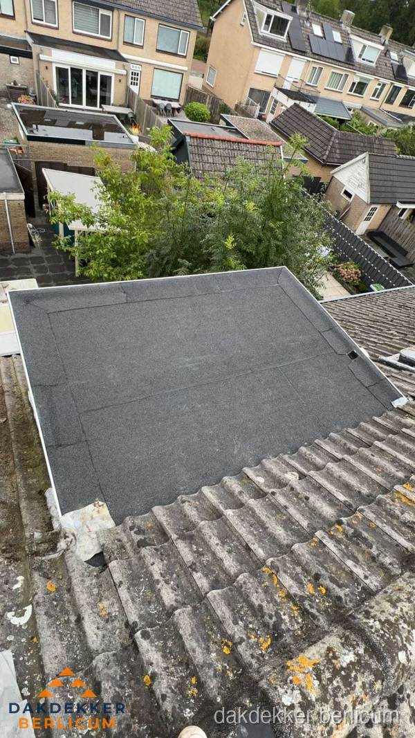 Plat dak aanbouw met bitumen dakbedekking in woonwijk Berlicum Plat dak aanbouw met bitumen dakbedekking in woonwijk Berlicum