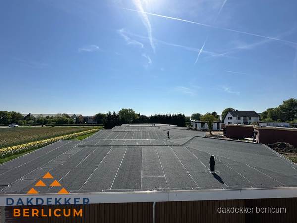 Groot plat dak met bitumen dakbedekking op bedrijfspand in Berlicum Groot plat dak met bitumen dakbedekking op bedrijfspand in Berlicum