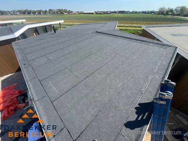 Nieuw bitumen plat dak met uitzicht over landschap in Berlicum Nieuw bitumen plat dak met uitzicht over landschap in Berlicum