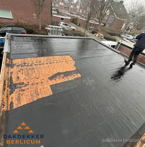 Dakdekker brengt EPDM dakbedekking aan op plat dak in Berlicum Dakdekker brengt EPDM dakbedekking aan op plat dak in Berlicum
