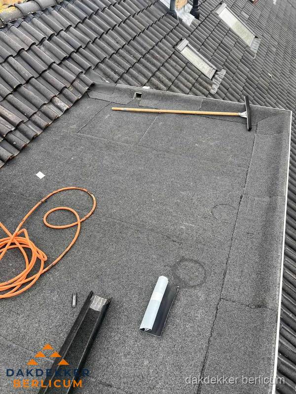 Plat dak reparatie met gereedschap en loodstroken in Berlicum Plat dak reparatie met gereedschap en loodstroken in Berlicum
