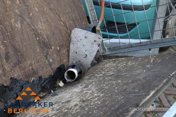 Dakdekkers gasbrander voor bitumen werkzaamheden in Berlicum Dakdekkers gasbrander voor bitumen werkzaamheden in Berlicum