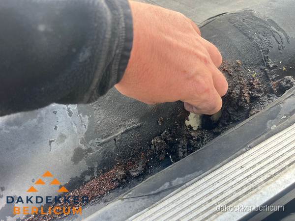 Schade aan bitumen dakbedekking op plat dak in Berlicum Schade aan bitumen dakbedekking op plat dak in Berlicum