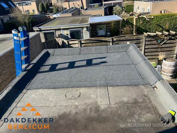 Dakdekker bij bitumen plat dak renovatie in Berlicum Dakdekker bij bitumen plat dak renovatie in Berlicum