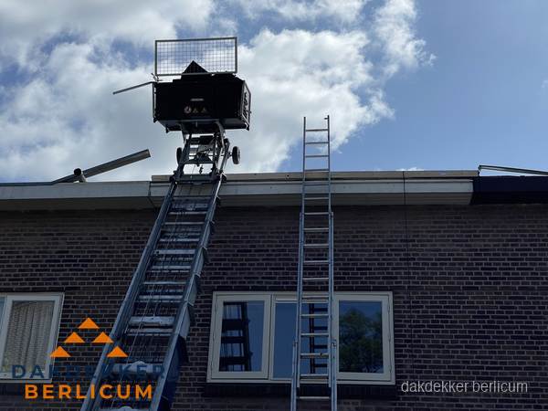 Ladderlift en ladder bij woning voor dakinspectie in Berlicum Ladderlift en ladder bij woning voor dakinspectie in Berlicum