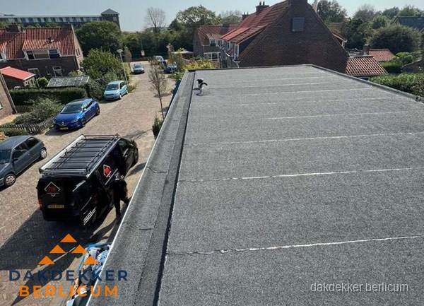 Nieuw bitumen plat dak met uitzicht over woonwijk in Berlicum Nieuw bitumen plat dak met uitzicht over woonwijk in Berlicum