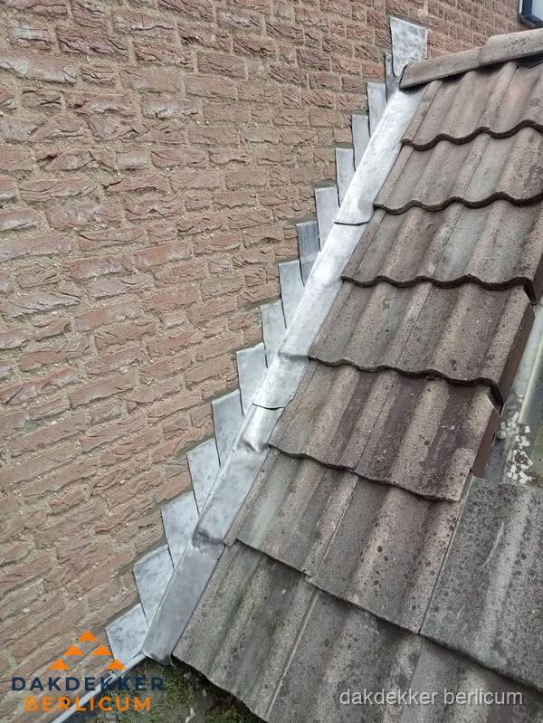 Loodslabben langs dakaansluiting bij bakstenen muur in Berlicum Loodslabben langs dakaansluiting bij bakstenen muur in Berlicum