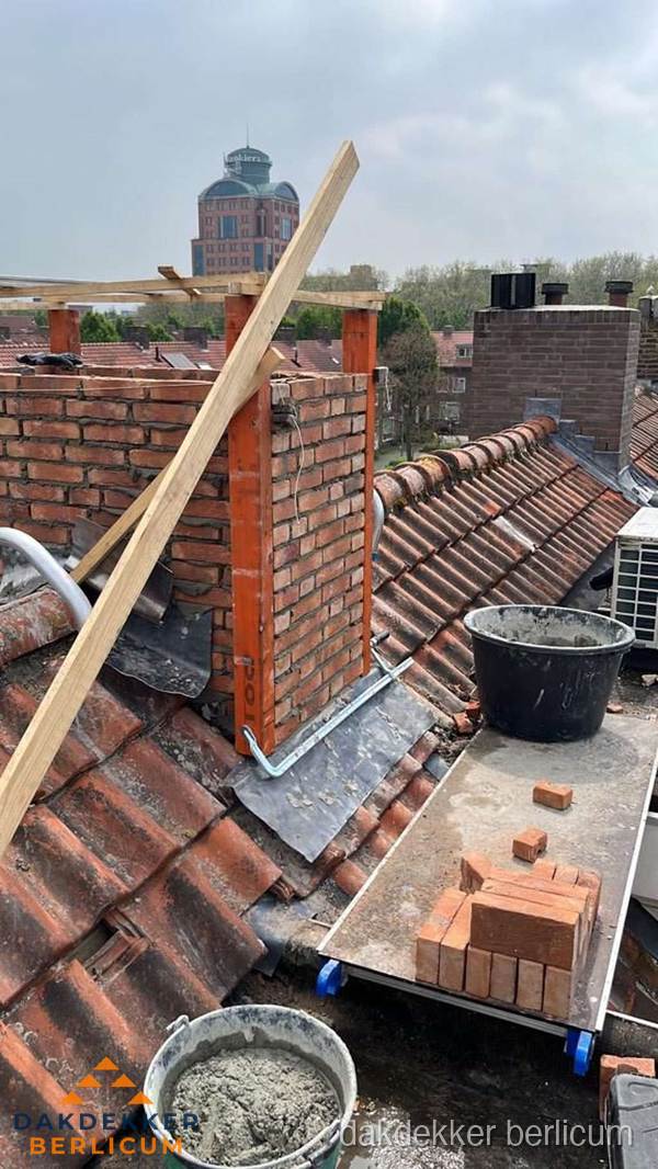 Schoorsteen renovatie met metselwerk op schuin dak in Berlicum Schoorsteen renovatie met metselwerk op schuin dak in Berlicum