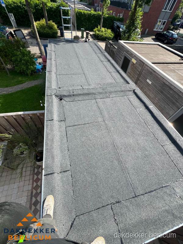 Bitumen plat dak rijtjeswoning vanuit dakdekker perspectief in Berlicum Bitumen plat dak rijtjeswoning vanuit dakdekker perspectief in Berlicum