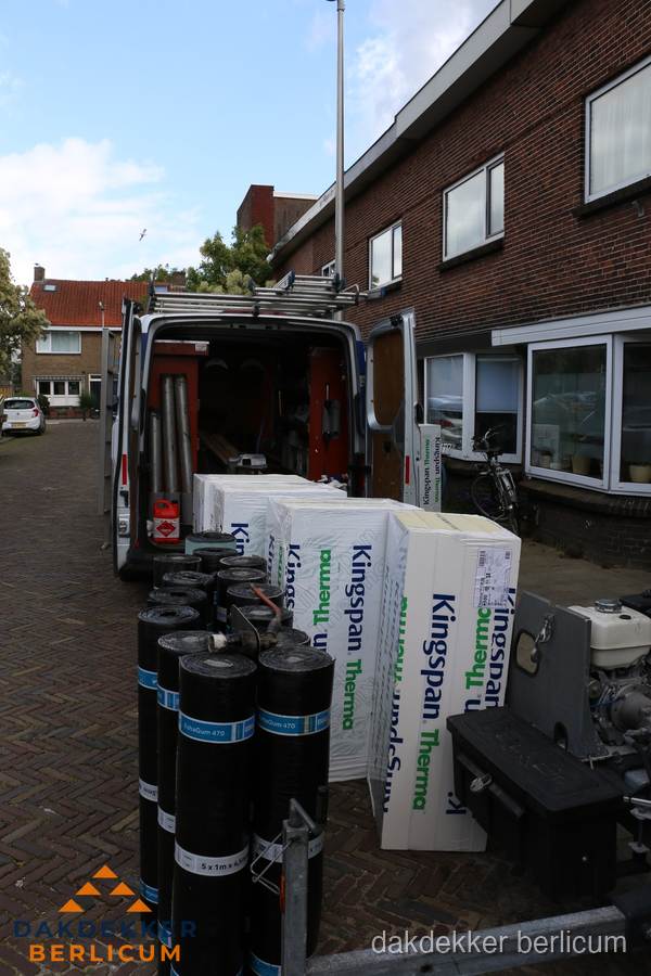 Levering van Kingspan isolatieplaten en bitumenrollen voor dakproject in Berlicum Levering van Kingspan isolatieplaten en bitumenrollen voor dakproject in Berlicum