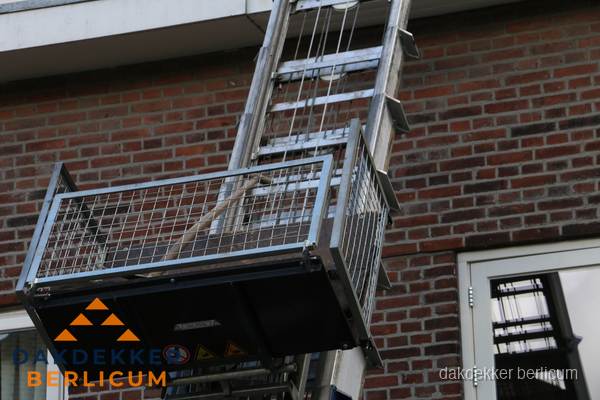 Ladderlift met dakpannen voor dakpan reparatie in Berlicum Ladderlift met dakpannen voor dakpan reparatie in Berlicum