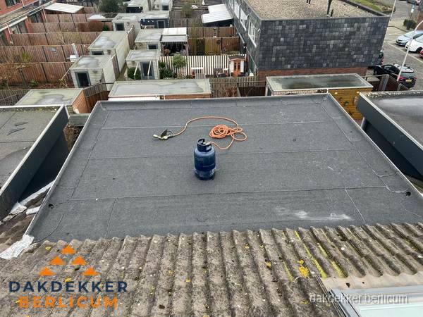 Plat dak met bitumen dakbedekking en brander in Berlicum