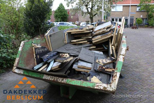 Puincontainer met oud dakmateriaal na dakrenovatie in Berlicum Puincontainer met oud dakmateriaal na dakrenovatie in Berlicum