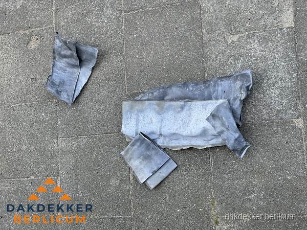 Oude verwijderde loodslabben na vervanging in Berlicum Oude verwijderde loodslabben na vervanging in Berlicum