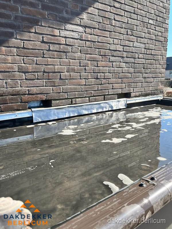 Stilstaand water op plat dak door slechte afwatering in Berlicum Stilstaand water op plat dak door slechte afwatering in Berlicum
