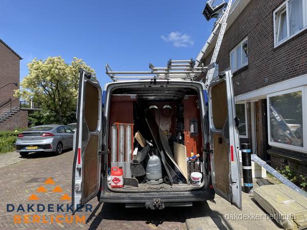 Spoed dakdekker bus met gereedschap en ladder bij woning in Berlicum Spoed dakdekker bus met gereedschap en ladder bij woning in Berlicum