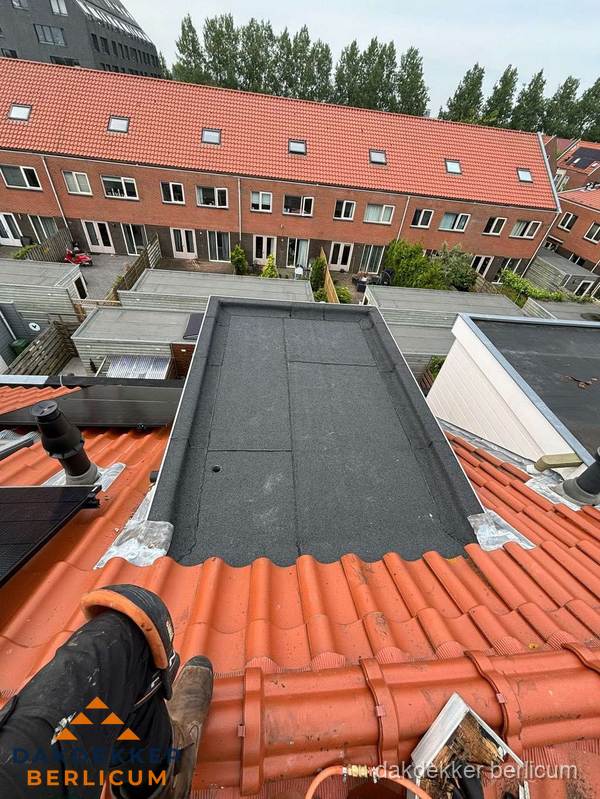 Bitumen dak reparatie op plat dak tussen dakpannen in Berlicum Bitumen dak reparatie op plat dak tussen dakpannen in Berlicum