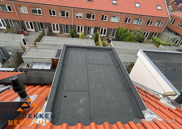 Plat dak met bitumen bedekking naast dakkapel in Berlicum Plat dak met bitumen bedekking naast dakkapel in Berlicum