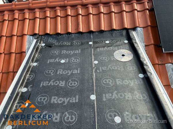 Nieuw dak met dakpannen en Royal onderlaag bij woning in Berlicum Nieuw dak met dakpannen en Royal onderlaag bij woning in Berlicum