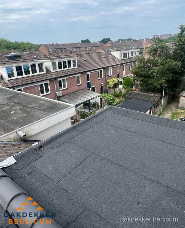 Vernieuwd plat dak met bitumen in woonwijk in Berlicum Vernieuwd plat dak met bitumen in woonwijk in Berlicum
