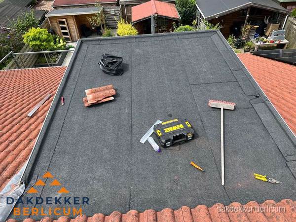 Gereedschap op nieuw plat dak na renovatie in Berlicum Gereedschap op nieuw plat dak na renovatie in Berlicum