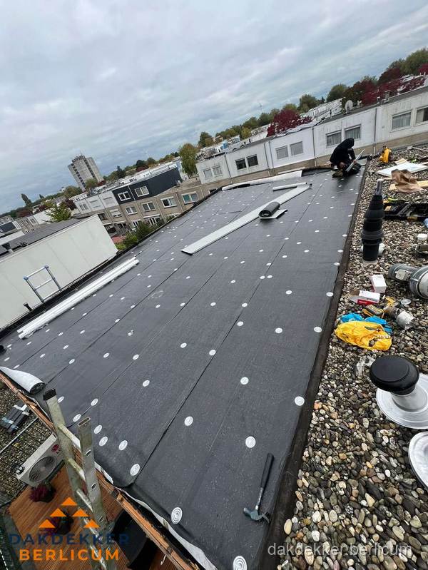 Dakleer vervangen op groot plat dak door dakdekker in Berlicum Dakleer vervangen op groot plat dak door dakdekker in Berlicum