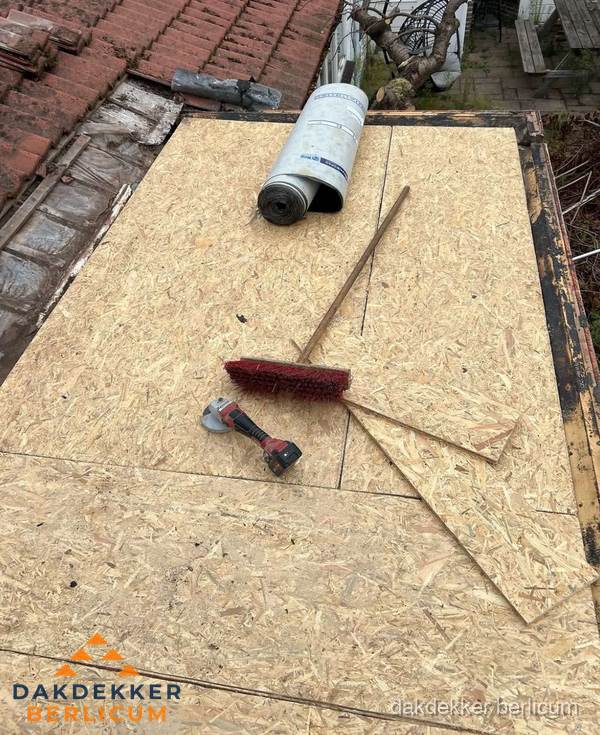 Plat dak vervangen met nieuwe OSB-ondergrond en bitumenrol in Berlicum Plat dak vervangen met nieuwe OSB-ondergrond en bitumenrol in Berlicum